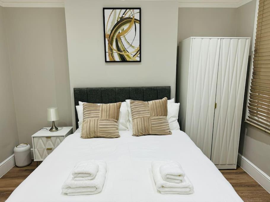10 Min From Stratford Shopping Centre, Garden! Apartament Londra