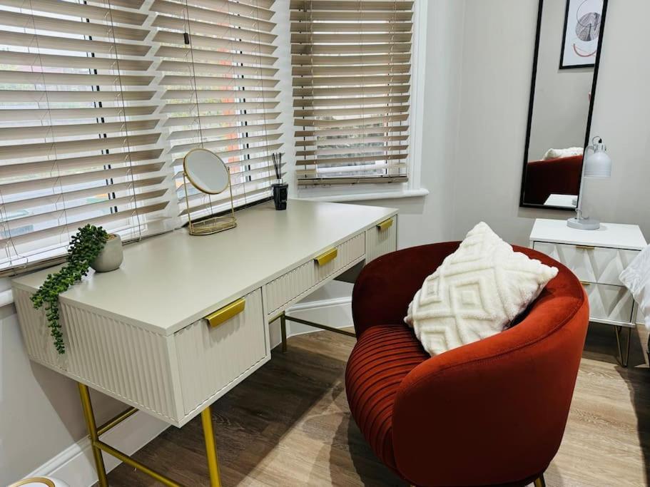 10 Min From Stratford Shopping Centre, Garden! Londra
